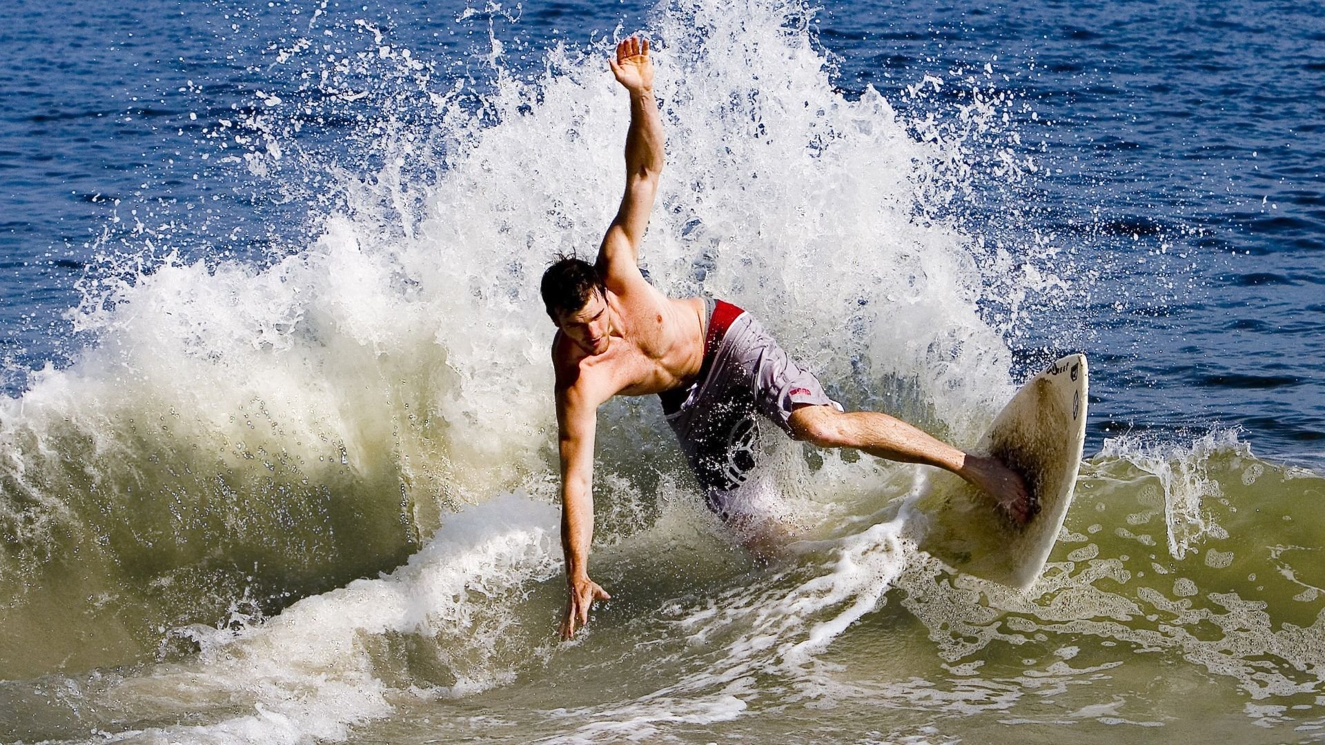 维斯塔潘独木擎天，雷诺铁骑横扫威廉姆斯王朝
